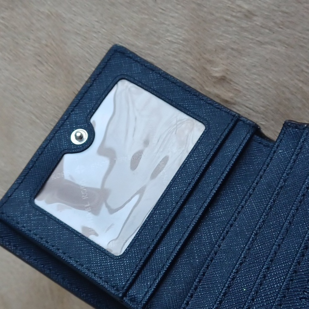 Michael Kors Wallet - Picture 13 of 16